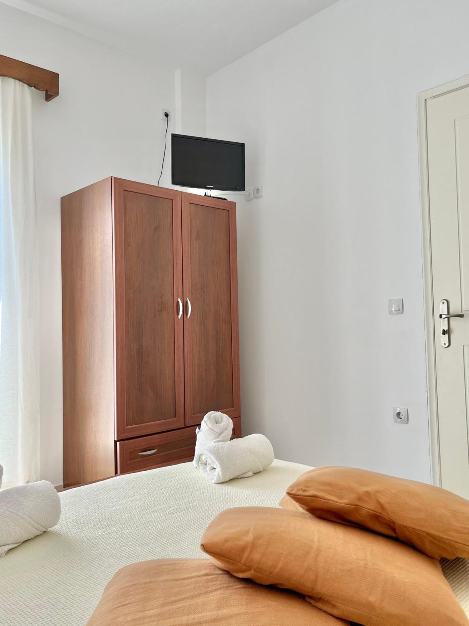 Koutrakis Rooms Финикунда Екстериор снимка