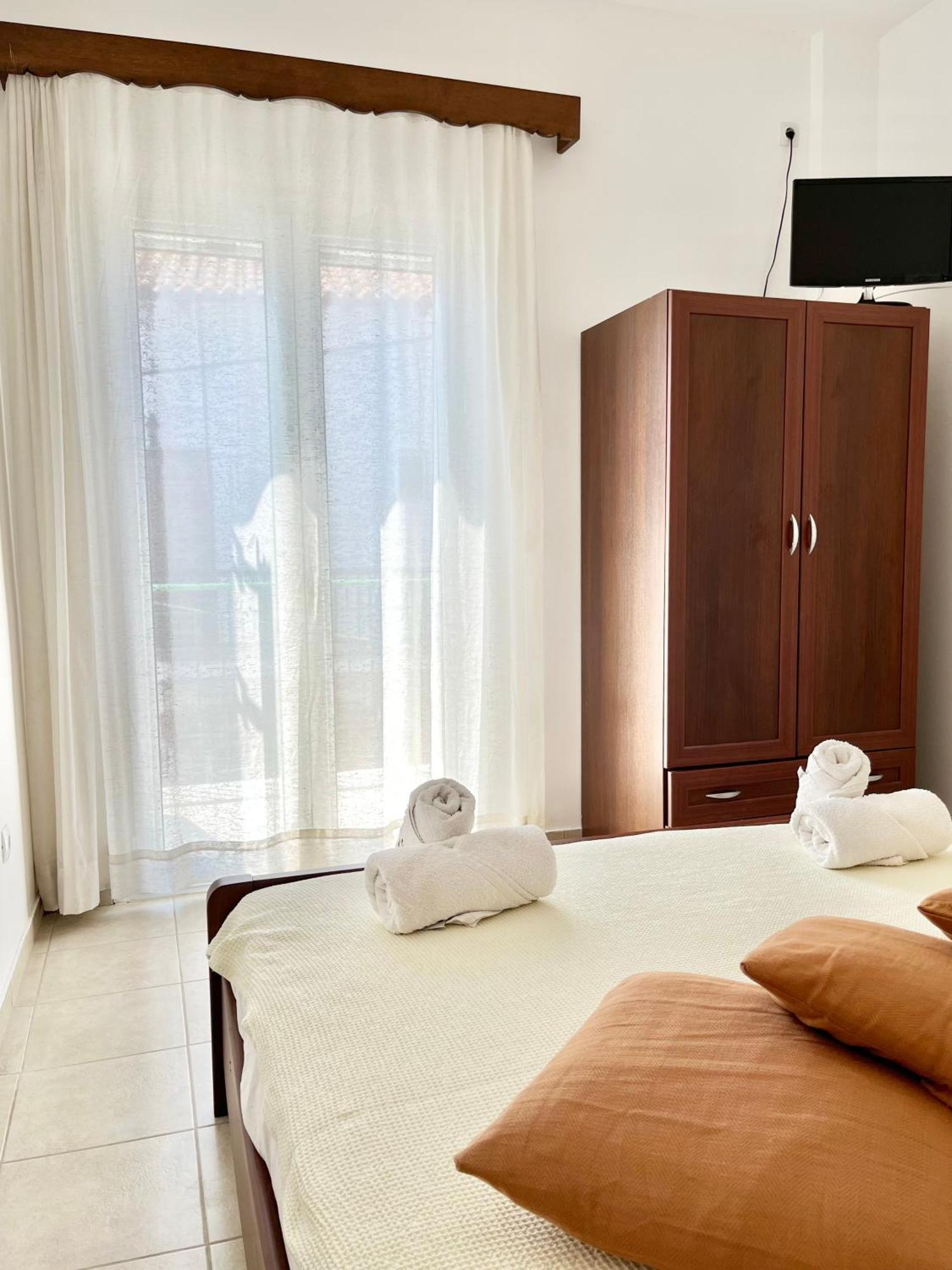 Koutrakis Rooms Финикунда Екстериор снимка